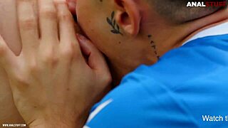 لاعب كرة قدم يهاجم صديقه السفلي مرة أخرى في عملية خلفية خشنة بدون واقي