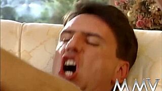 Kleinbusige Maid gedehnt von riesigem Monster-Schwanz in enger Passform