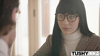 Le tuteur tushy plie la brunette pour une discipline anale stricte