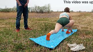 Wah, orang asing dari latihan ini maniak, nyembah pantat gue di hutan