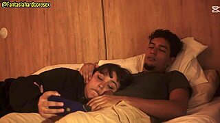 새언니랑 영화 보면서, 그녀가 내 무릎에 누워 있을 때 자지를 그녀 입에 넣지 못 참아! 😈