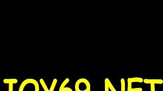 Genç kız sıkı ıslak amını cesur hareketlerle geriyor