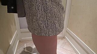 Скрытая камера шпионит за зрелой PAWG MILF в примерочной с большой попкой
