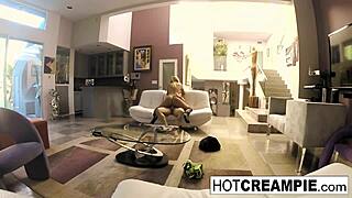 Rejtett kamera elkapja Oliviat és Derrick-et nyers creampie akcióban 😏