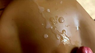 Svalnatý chlap šuká sex panenku v sauně!