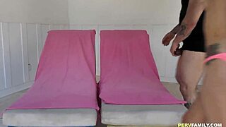 Threesome afară cu iubitul mamei aplecând-o pe blondă