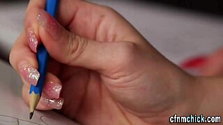 Britanske dominatorke se zabavajo z vlečenjem sperme v divji skupinski igri 😜