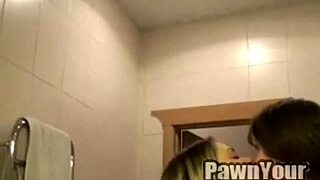 Amatööripari jakaa seksi-nauhan suihkussa