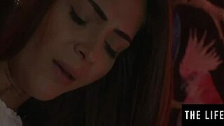 핫 브루넷이 여친이 보는 앞에서 자위해서 강렬한 오르가즘 느껴