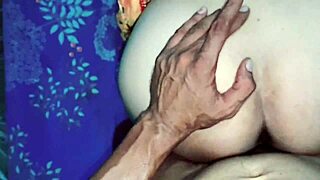 देसी पूजा प्रेम के साथ गर्म चुदाई में पागल हो जाती है।