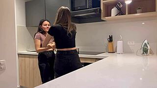 On allait prendre un café, mais j'ai fini par goûter son miel de chatte sucré !