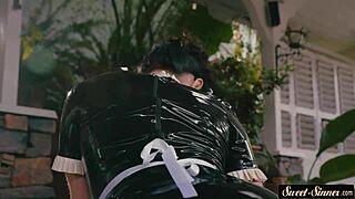 Denne classy ung kvinde 18+ blev bøjet over som tjenestepige. Sperma dækkede hendes fisse i vild taboosex.