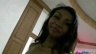 Asiática delgada se afeita en la ducha