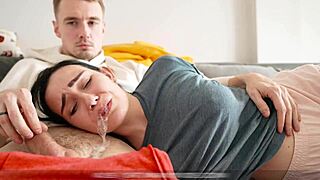 Anak tiri isi mulut ibu tiri dengan creampie berisiko di sofa