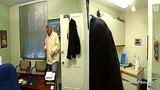 Hendes første gang at filme en pornoscene