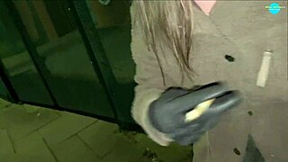 Cracky прячет предметы в своей бритой пизде