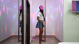 Kuuma ruskeaverikkö opiskelija tanssii eroottisesti kieliopettajalleen! 😍