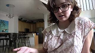 Hermanastra Leana Lovings recibe educación sexual en casa con Alex Adams