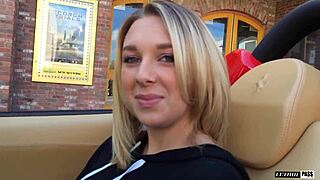 Rintava blondi Brooke Wylde ratsastaa Mike Huntin isoa kyrpää