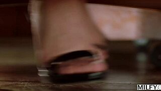 Ugh, nemůžu uvěřit, že mě milfy děkanka Melissa chytila s Vannou a nevlastním bratrem při neposlušnosti!