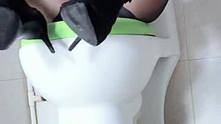 Hey, tengok Asian brunette solo dengan vibrator di bilik air