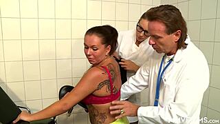 Milf babe Curly Ann møter en kjempestor kuk inspeksjon