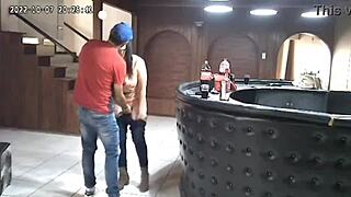 spycamera vangt echtgenoot die vrouw bedriegt, schokkend einde met instant karma wacht op je