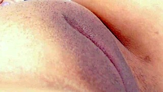 少女可爱地展示她桃子般的剃毛逼