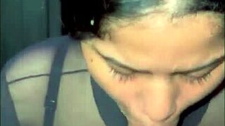 فتاة ذات ثديين كبيرين ومؤخرة تشتهي المني في فمها بعد الجنس