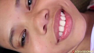 Prietenă asiatică cu fund mare ia futut sălbatic în ambele găuri cu creampie