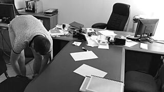 můj šéf mě vrtá, jeho malou 18+ sekretářku, na kancelářském stole při natáčení skrytou kamerou