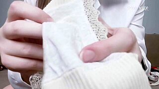 Брюнетка с большими сиськами и жопой нюхает грязные трусики, заводится и дрочит клитор