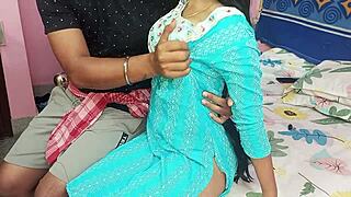 Yo, tengok housewife Desi ride keras dalam quickie dengan Nokar!