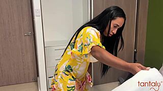 Mačeha Leyne Rodriguez prevara svojega gejevskega pastorka s Tantaly spolno lutko za divjo zabavo.