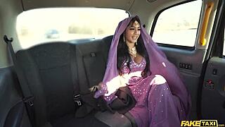 फेक टैक्सी - बंगाली नर्स अपनी टाइट चूत में मॉन्स्टर लंड लेती है बाहर।