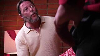 Gloryhål som julklapp för styvdotterswap. Tonåring går med farbror i förbjuden fyrmannagrupp.