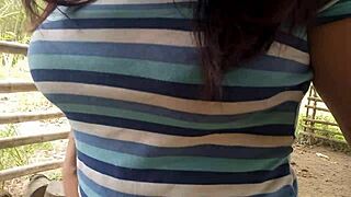 Wow! Vdova mačeha zapelje pastorka na farmi za divje jebanje z velikimi joškami!