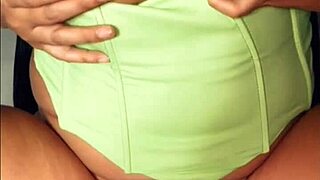 Olen kurvikas kotiäiti joka himoitsee kyrpää sormittaessani itseäni, hitto