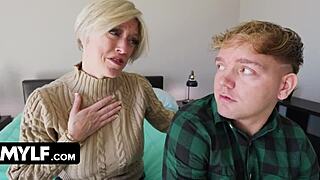 Sranje, glej to veliko cicasto mačeho, ki jo trdo jebe njen obešeni pastorek z ogromnim kurcem!