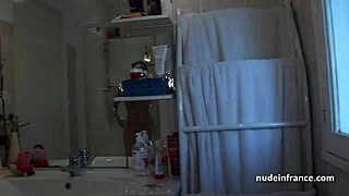 Hezká francouzská teen 18+ s roztomilým popem dostane tvrdě. Starý papy voyeur ji nemůže přestat sledovat!