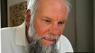 Bestefar slikker og knuller het rumpe på blond tsjekkisk jente hardt