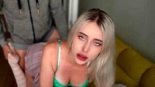 Ontbijt met geroerbakte eieren van een 18-jarige studentenslet