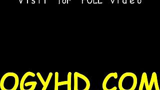 אהה, בחור זקן נלהב מלקק כוס צעירה 18+ צרה