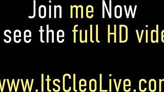 Hej skat, se mig, det er Cleo, bliver helt våd med stor brystet dildo i bruseren