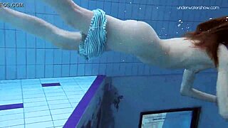 Anna Netrebko, malá 18+ tínedžerka, sa vyzlieka pod vodou v úzkom bikinách