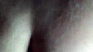 Video amateur real: Latina madura follada por chico joven mientras el marido está fuera.