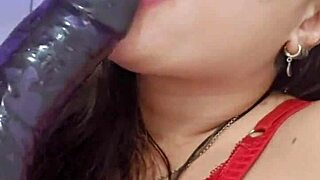 Vau! Sisam ogromnu igračku duboko u grlo!