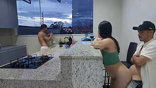 Ik neuk mijn hete vrouw in de keuken tot ze klaarkomt. Cuckold man kijkt alleen maar!