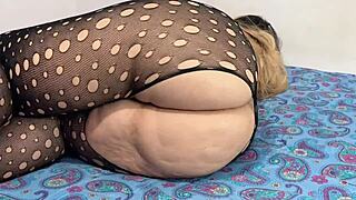 Zašto pomajka pokazuje svoju veliku guzu u tajtsima dok je muž odsutan?