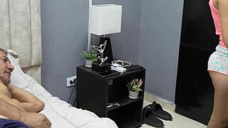 Oh mio! Papà acquisito non resiste al culo delizioso della figliastra parte 1. Lei succhia cazzo da pro!